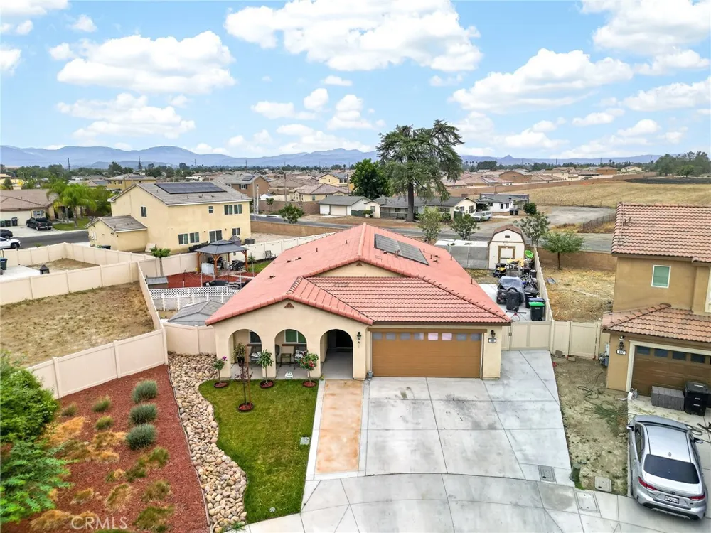 693 Rose Thorn San Jacinto, CA 92582