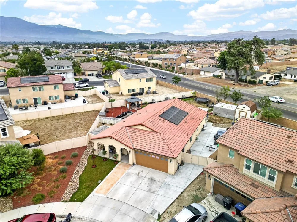 693 Rose Thorn San Jacinto, CA 92582