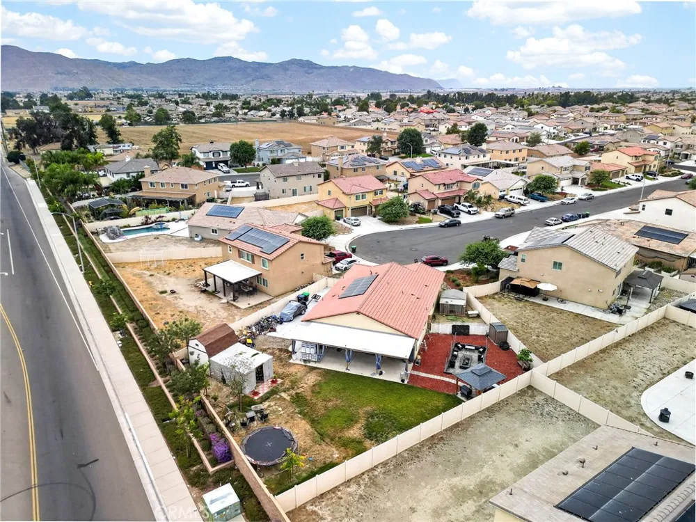 693 Rose Thorn San Jacinto, CA 92582