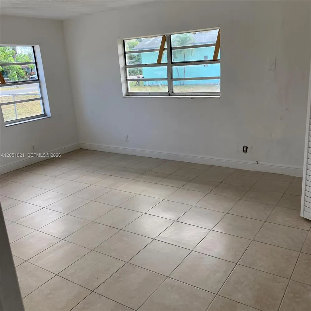 308 NW 9th St Hallandale Beach, FL 33009