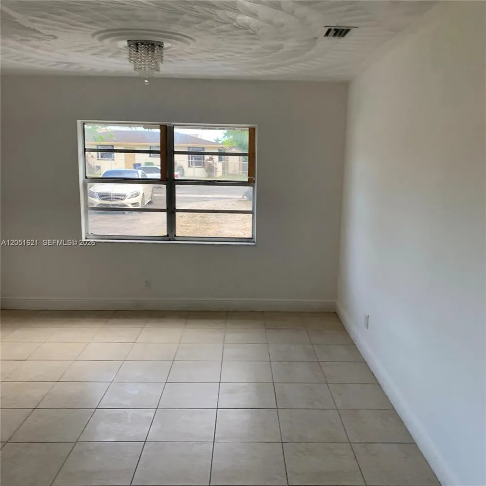 308 NW 9th St Hallandale Beach, FL 33009