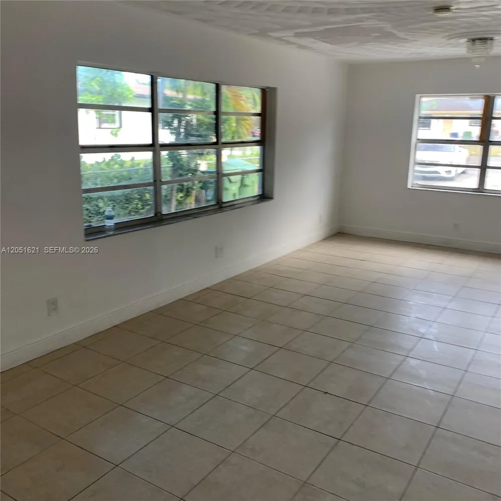308 NW 9th St Hallandale Beach, FL 33009