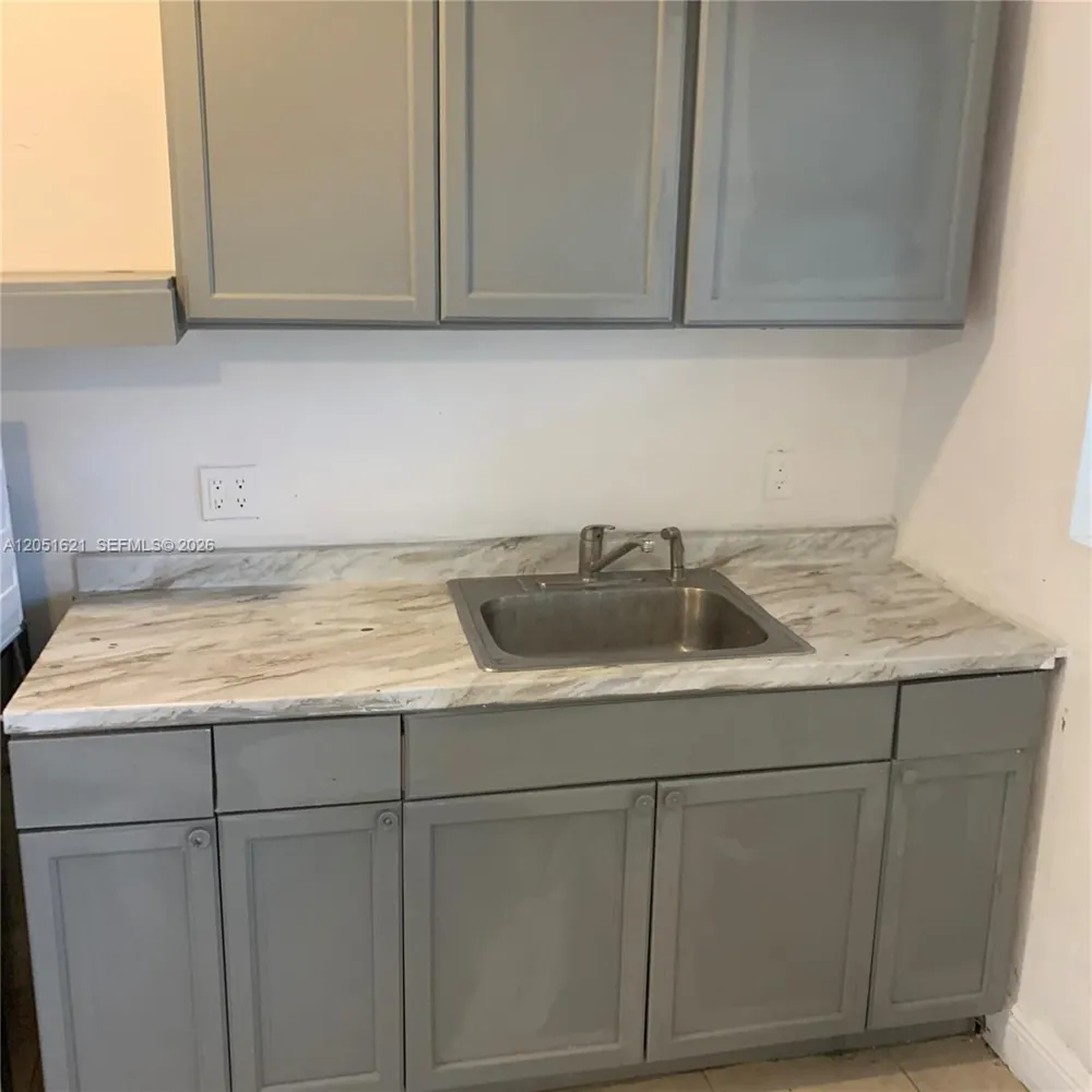 308 NW 9th St Hallandale Beach, FL 33009