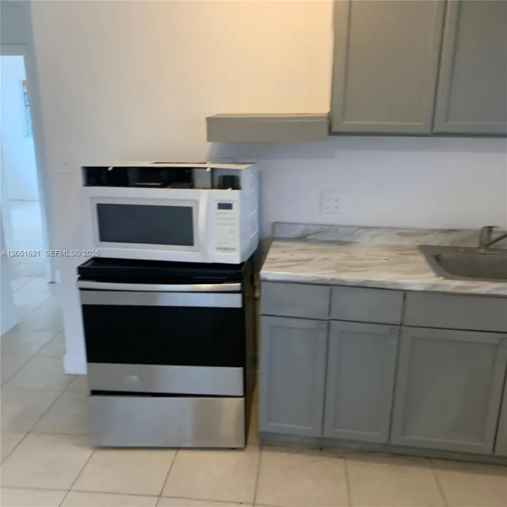308 NW 9th St Hallandale Beach, FL 33009