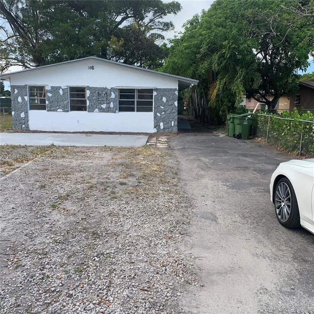 308 NW 9th St Hallandale Beach, FL 33009