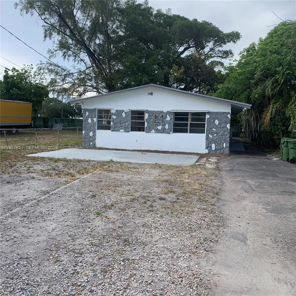 308 NW 9th St Hallandale Beach, FL 33009