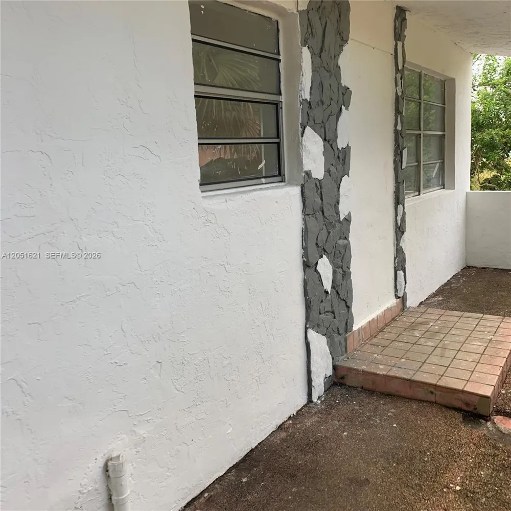 308 NW 9th St Hallandale Beach, FL 33009