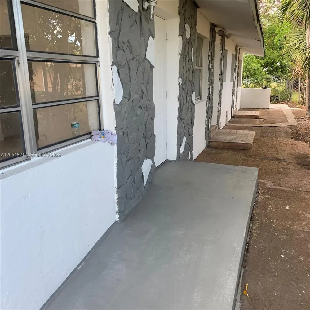 308 NW 9th St Hallandale Beach, FL 33009