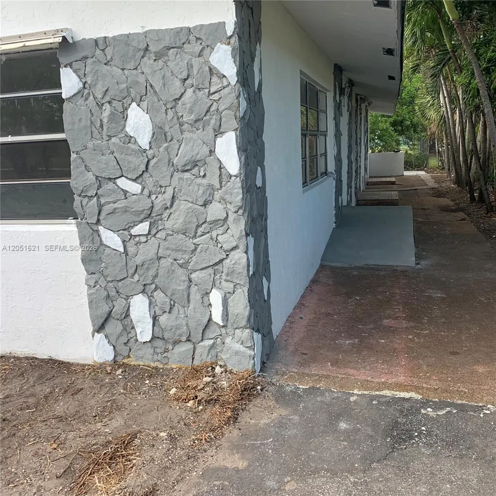 308 NW 9th St Hallandale Beach, FL 33009