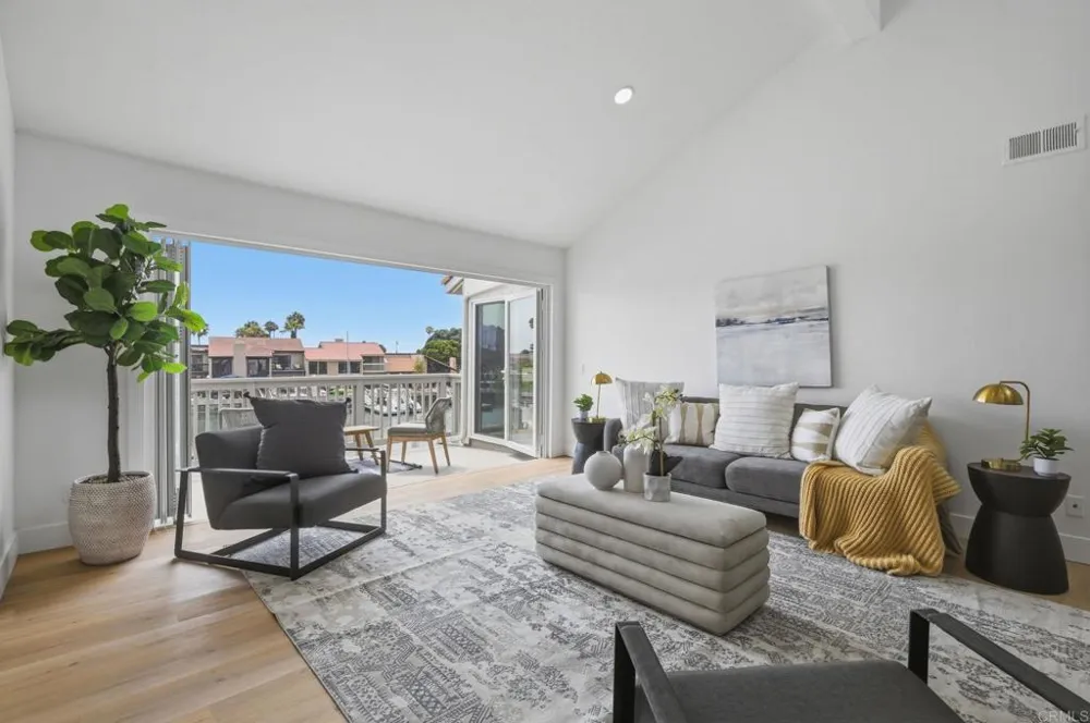 94 Kingston Ct W Coronado, CA 92118