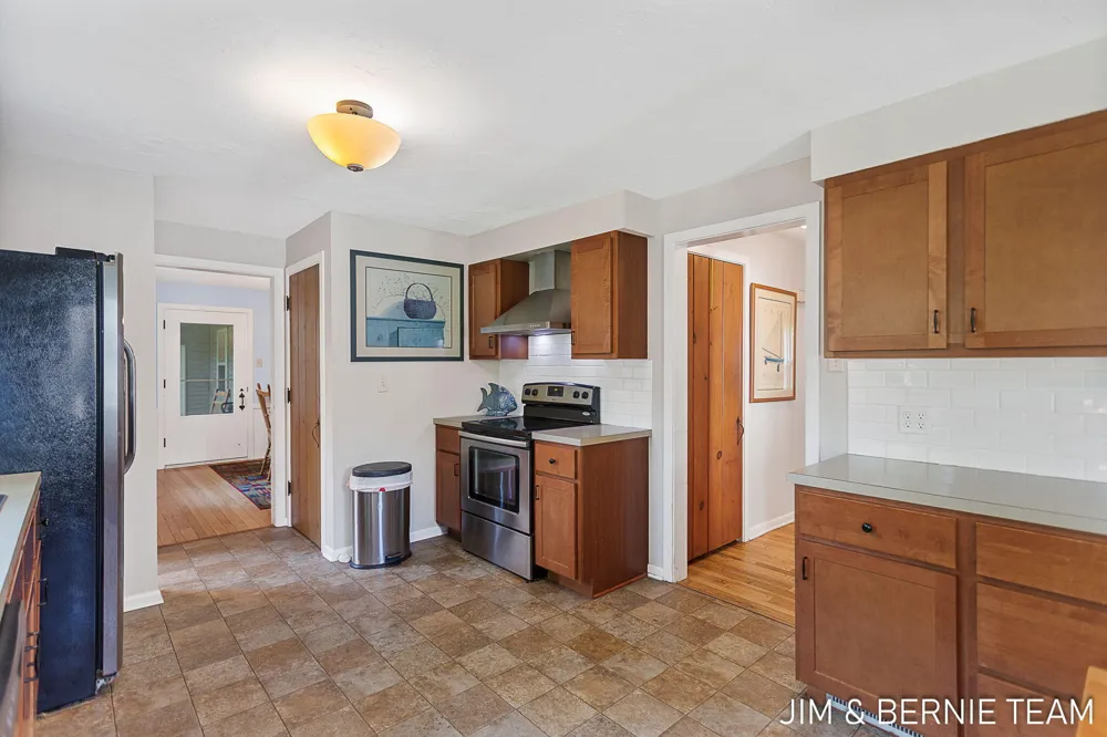 131 E 31st Street Holland City, MI 49423