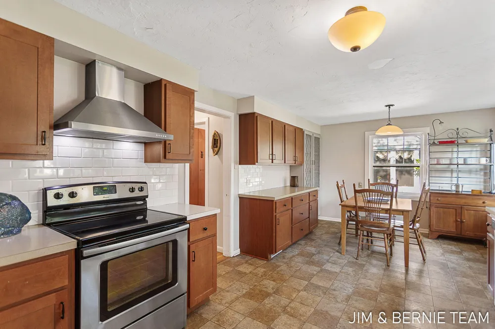 131 E 31st Street Holland City, MI 49423