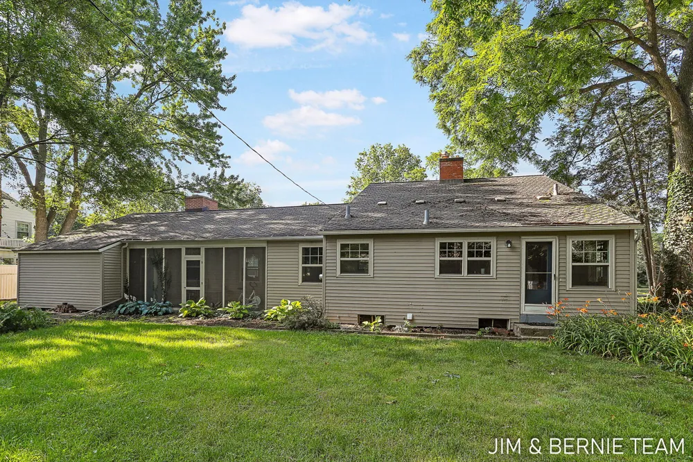 131 E 31st Street Holland City, MI 49423
