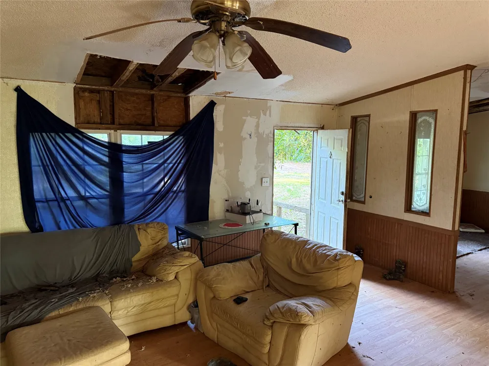 376 River Road Angleton, TX 77515