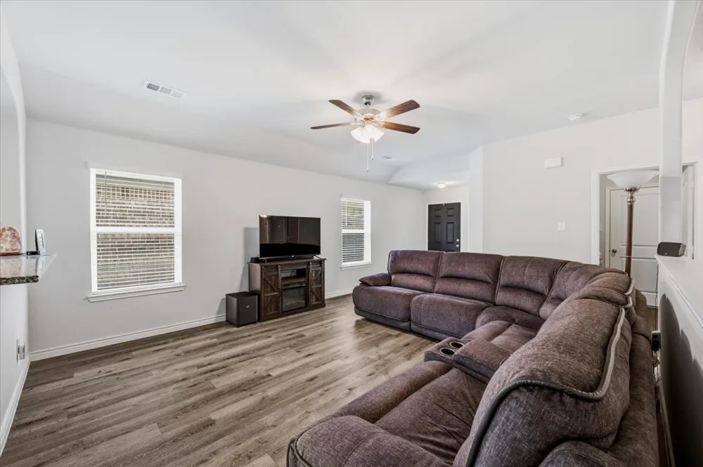 1709 Mark Lane Ennis, TX 75119