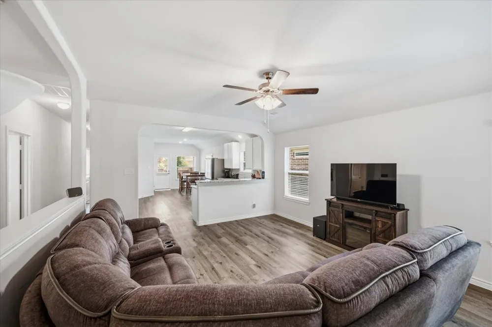1709 Mark Lane Ennis, TX 75119