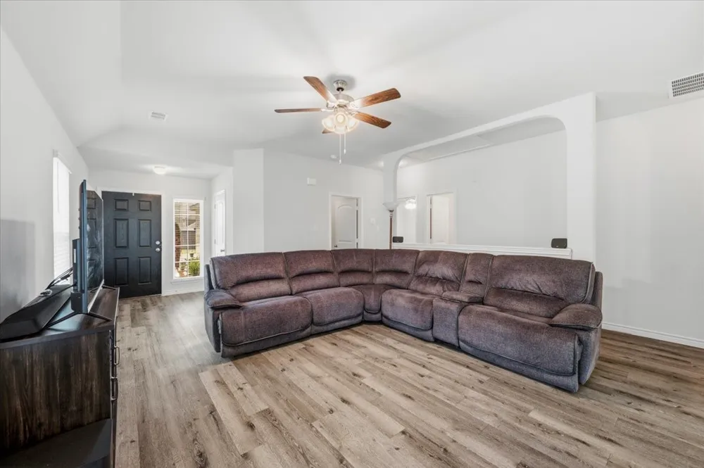 1709 Mark Lane Ennis, TX 75119