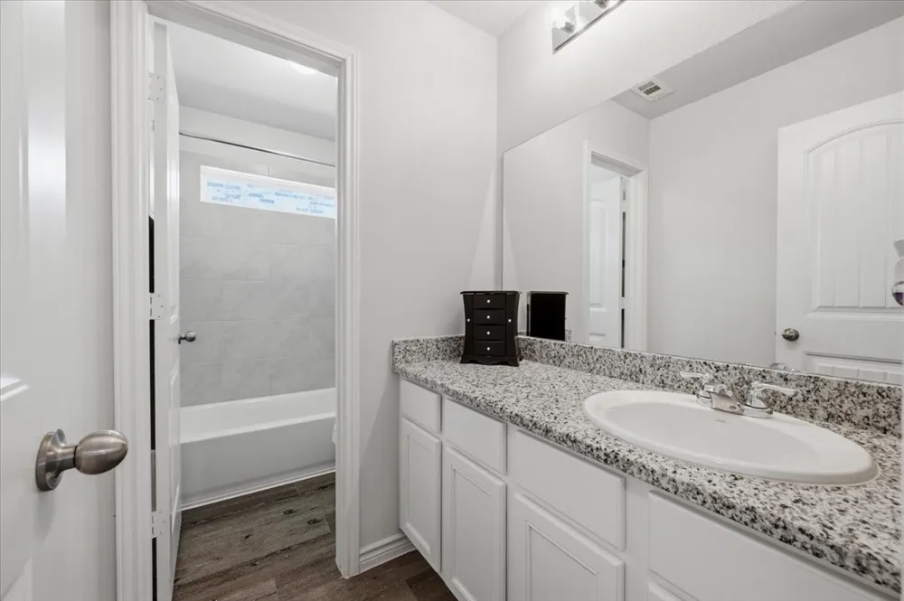 1709 Mark Lane Ennis, TX 75119