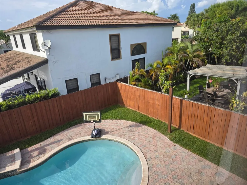 16453 SW 75th Ter Miami, FL 33193
