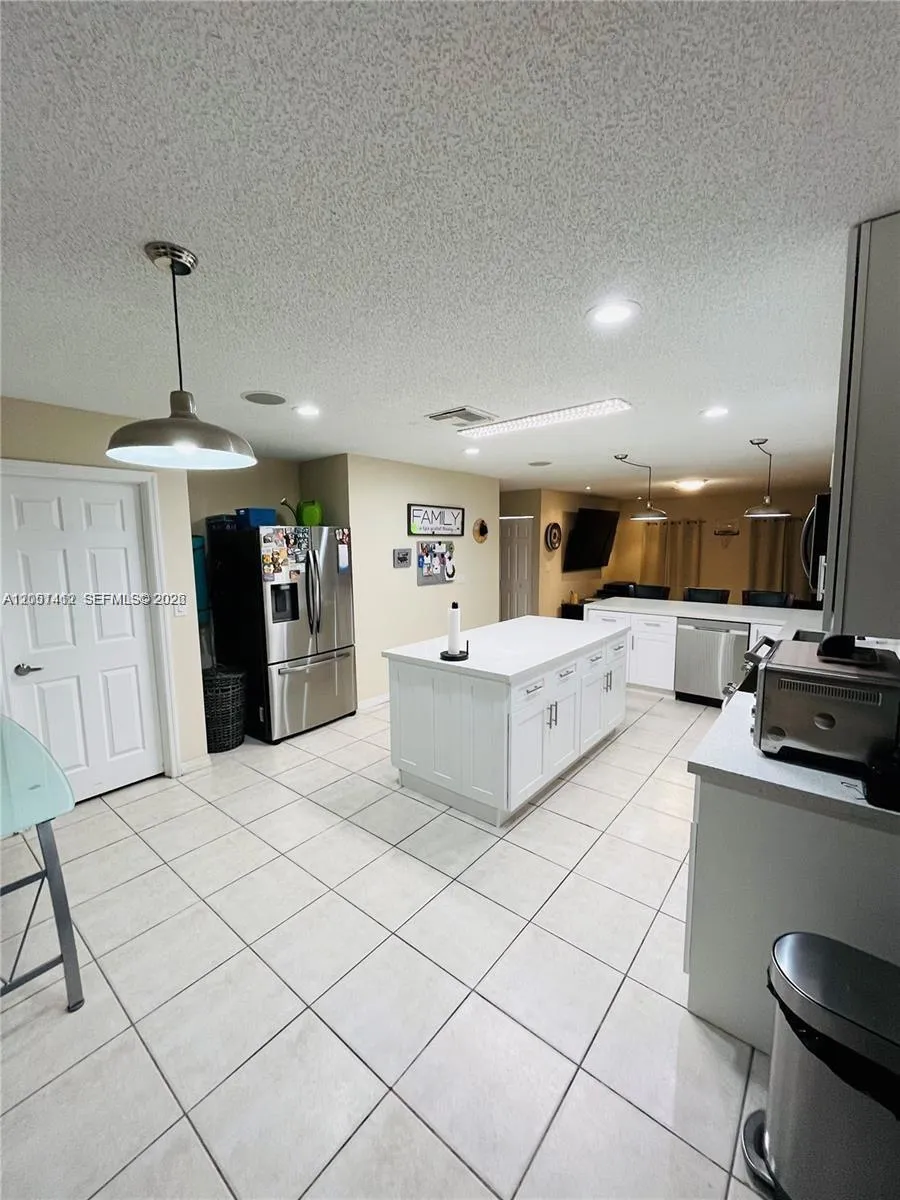 16453 SW 75th Ter Miami, FL 33193