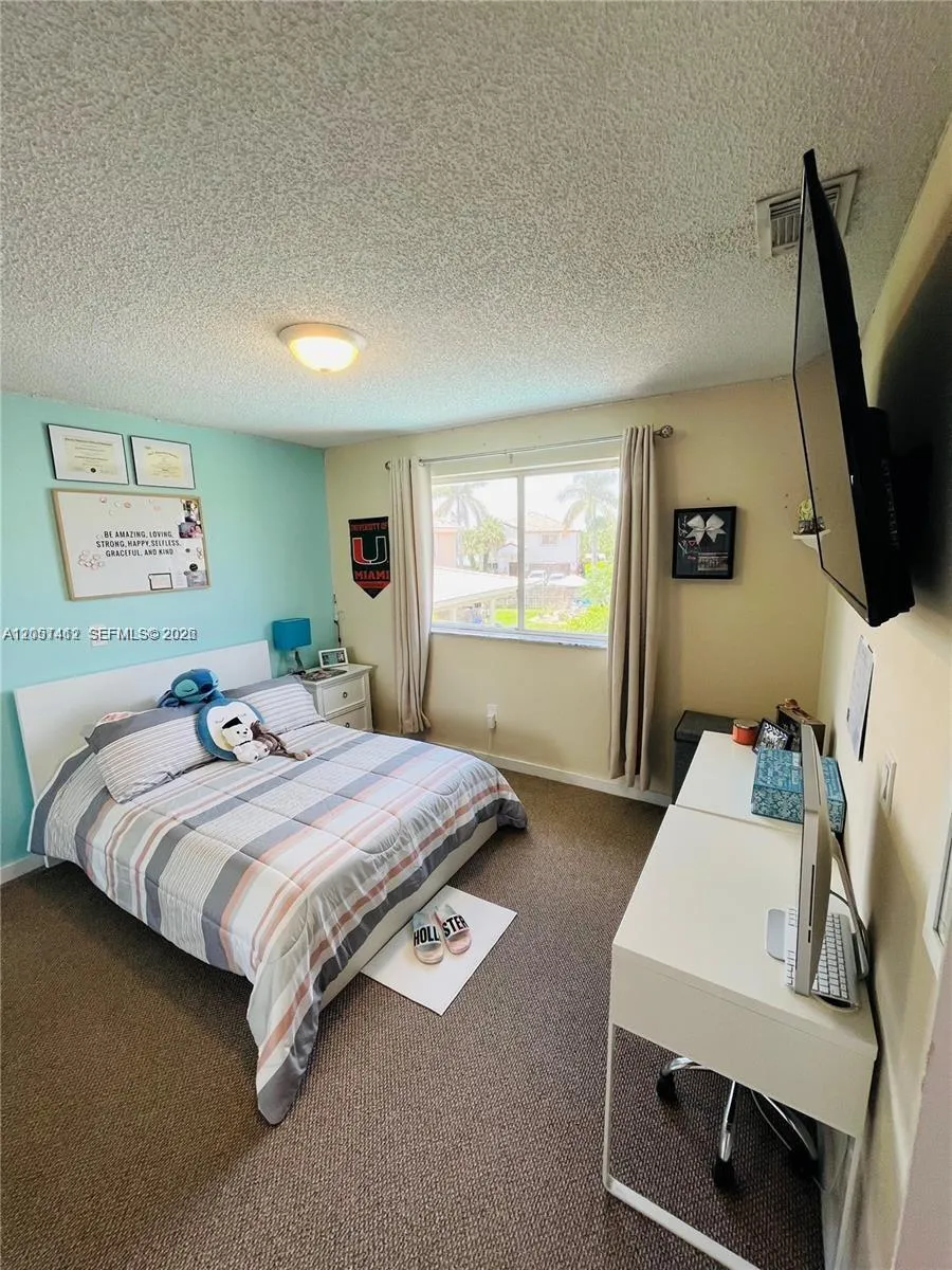 16453 SW 75th Ter Miami, FL 33193