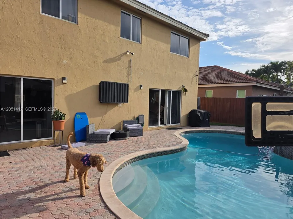 16453 SW 75th Ter Miami, FL 33193