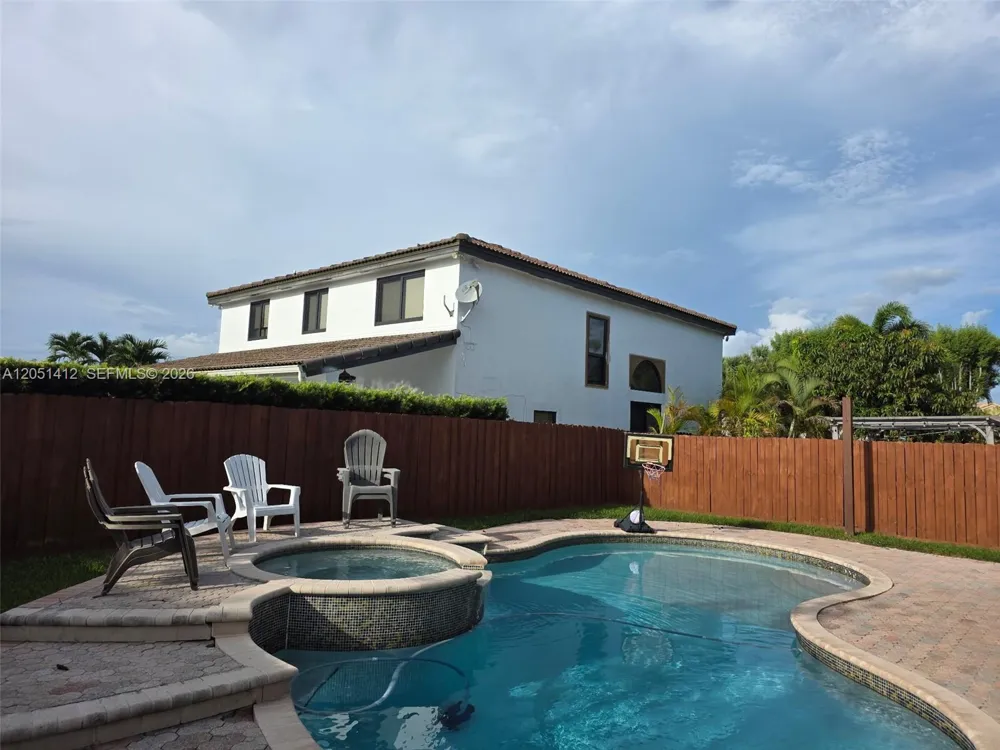 16453 SW 75th Ter Miami, FL 33193