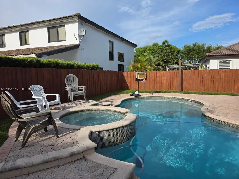 16453 SW 75th Ter Miami, FL 33193