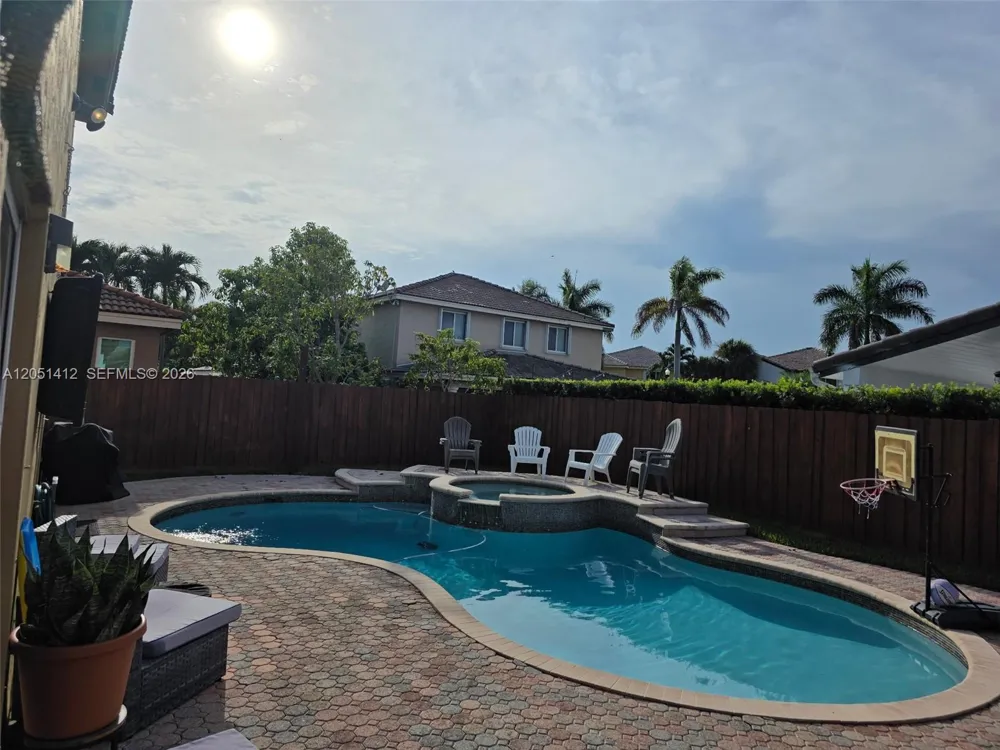 16453 SW 75th Ter Miami, FL 33193