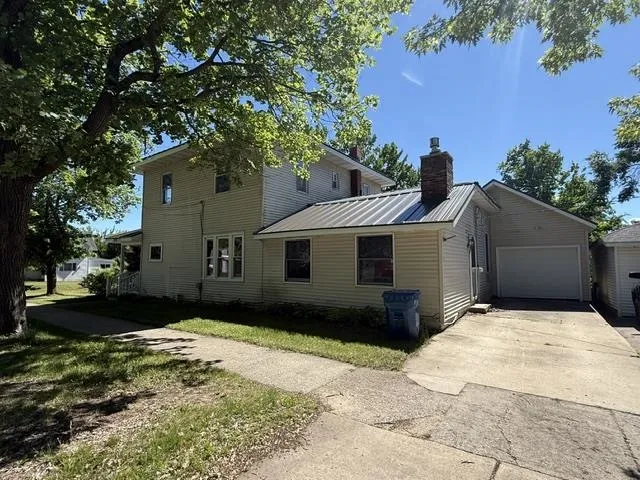 319 E Nelson Street Cadillac City, MI 49601