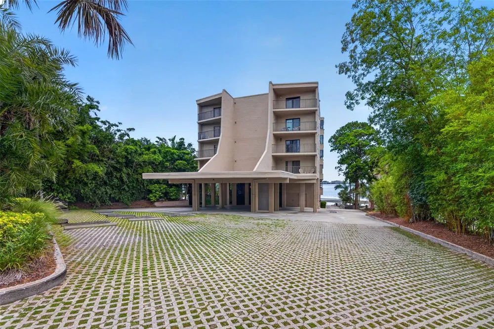 602 LIME AVENUE #101 Clearwater, FL 33756