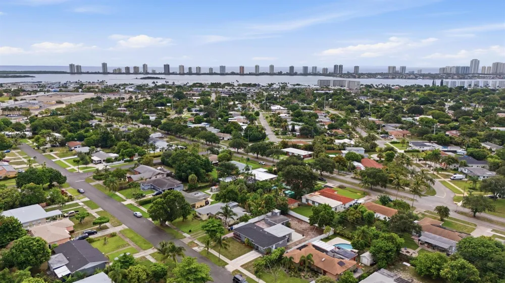 434 Australian Circle Lake Park, FL 33403