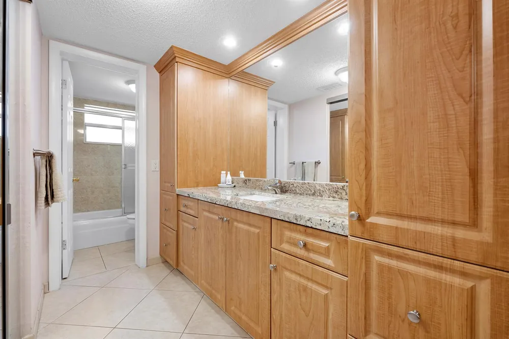 4270 NW 40th Street #205 Lauderdale Lakes, FL 33319