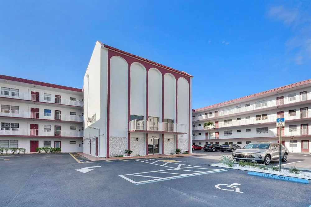 4270 NW 40th Street #205 Lauderdale Lakes, FL 33319