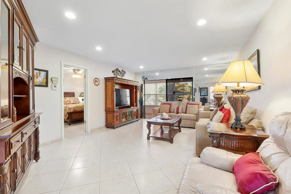 4270 NW 40th Street #205 Lauderdale Lakes, FL 33319