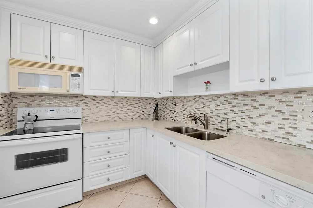 4270 NW 40th Street #205 Lauderdale Lakes, FL 33319