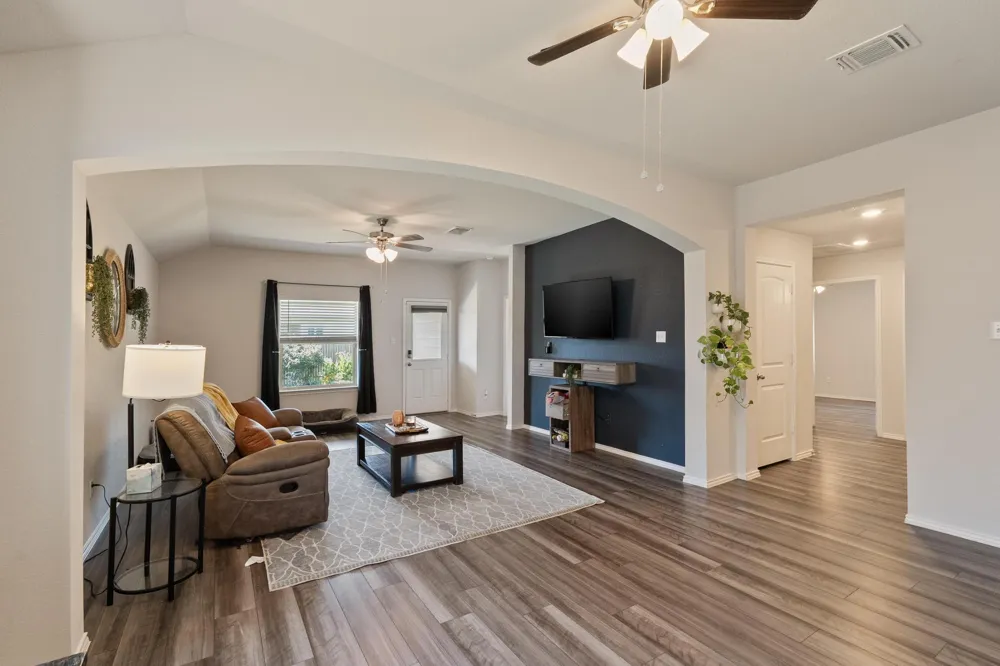 112 Pivot Drive Taylor, TX 76574