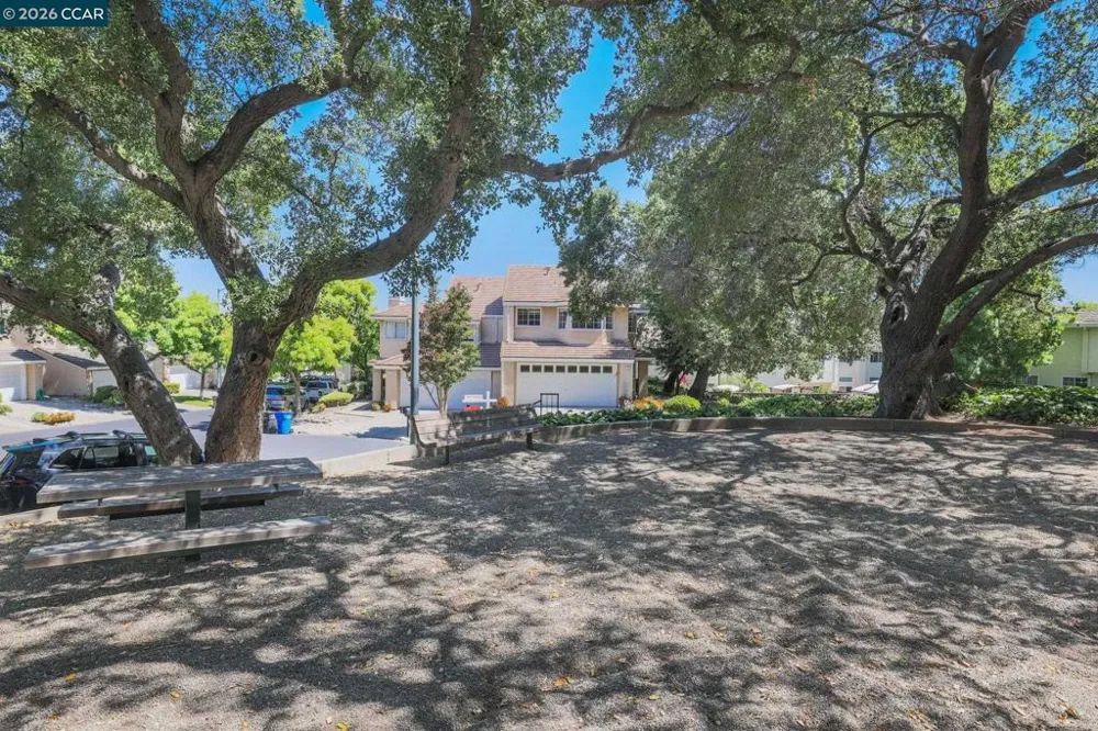1002 Pinehurst Ct Concord, CA 94521
