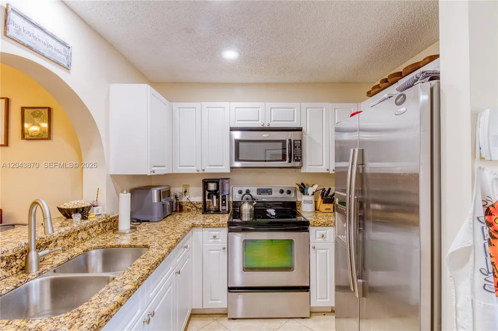11415 Lakeview Dr #2-D Coral Springs, FL 33071