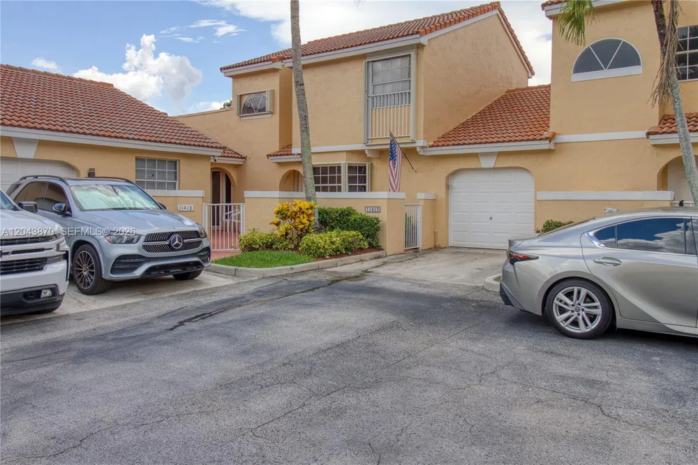 11415 Lakeview Dr #2-D Coral Springs, FL 33071