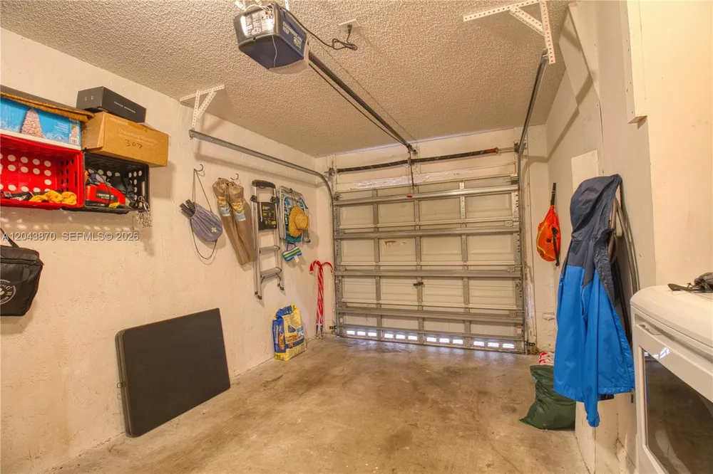 11415 Lakeview Dr #2-D Coral Springs, FL 33071