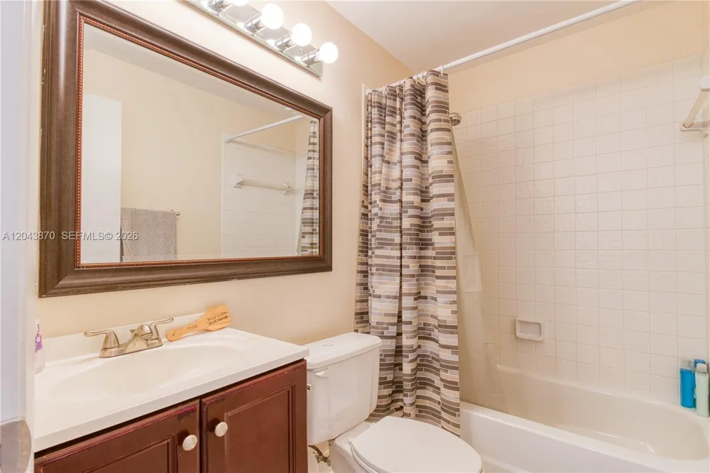 11415 Lakeview Dr #2-D Coral Springs, FL 33071