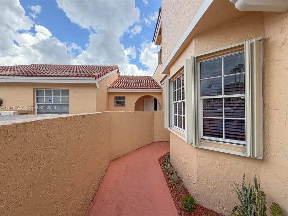 11415 Lakeview Dr #2-D Coral Springs, FL 33071