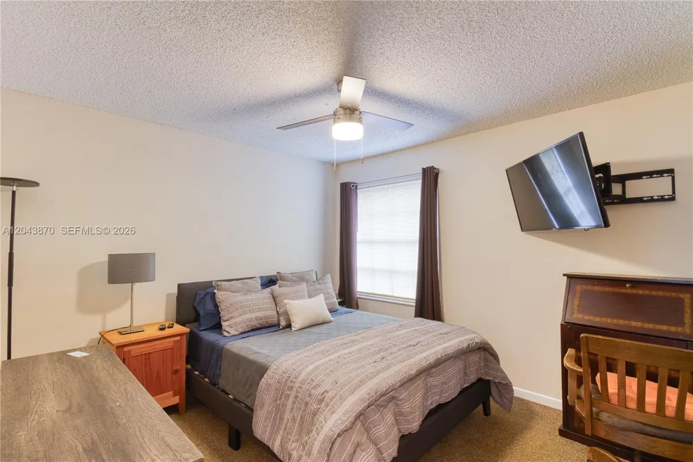 11415 Lakeview Dr #2-D Coral Springs, FL 33071