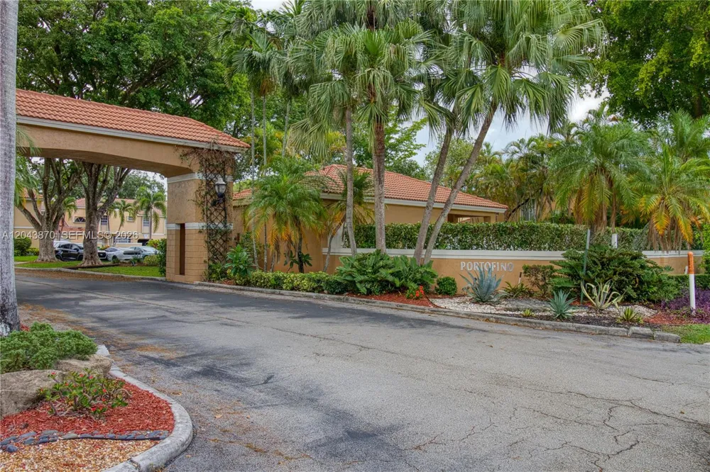 11415 Lakeview Dr #2-D Coral Springs, FL 33071