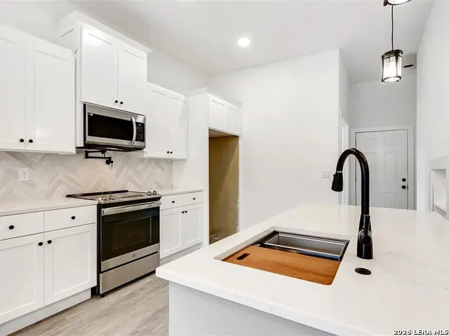 129 W Eli Chandler Blanco, TX 78606