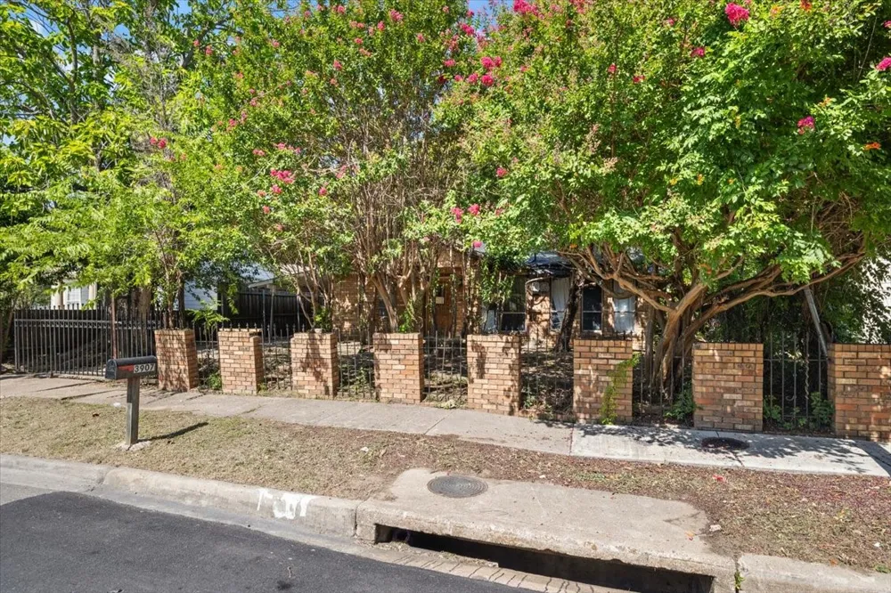 3907 Odessa Street Dallas, TX 75212