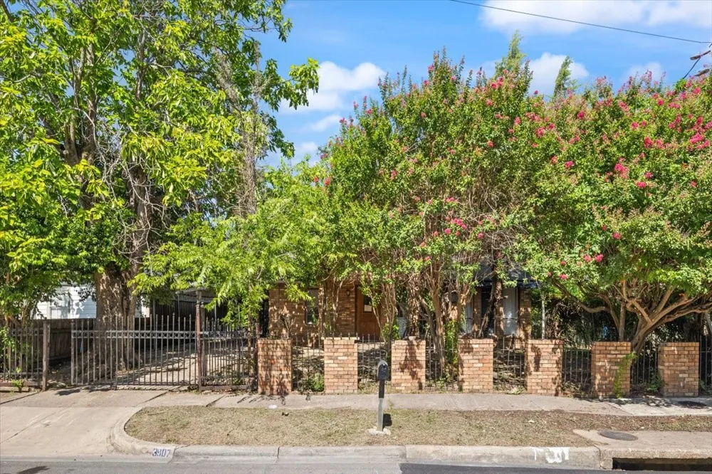 3907 Odessa Street Dallas, TX 75212