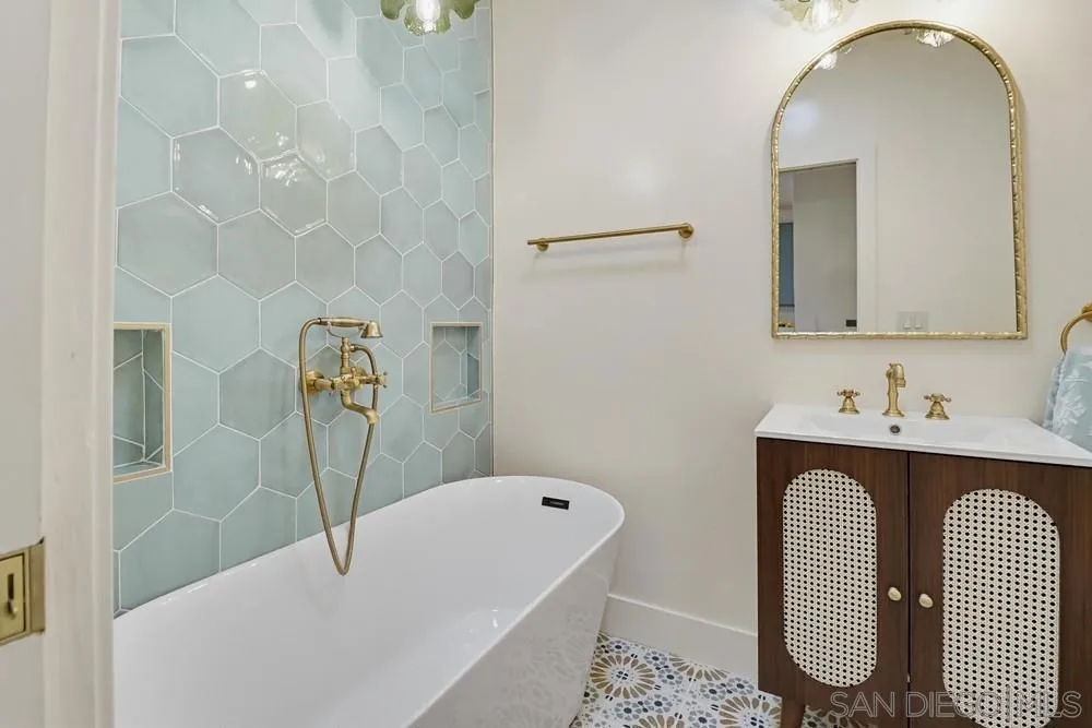 1403 FERN ST San Diego, CA 92102