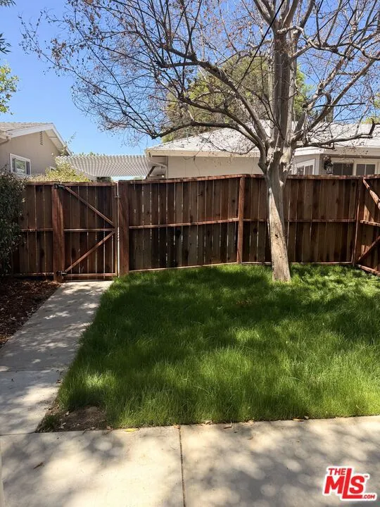 6626 Woodlake Avenue West Hills, CA 91307
